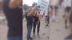 Į A.Kandroto-Celofano protestus per LGBTQ+ eitynes Vytautas Raskevičius atsakė bučiniu
