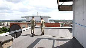 Pamatykite: NATO viršūnių susitikimo metu ant stogų budės kariai
