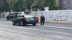 Pamatykite: Vilniaus gatvėse tikrinami automobiliai, praeiviai laukia atvykstančio Joe Bideno