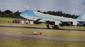 Istorinis JAV prezidento „Air Force One“ lėktuvo nusileidimas iš arti
