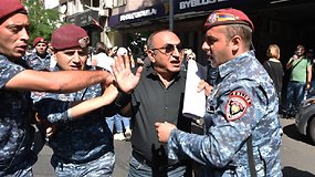 Armėnijos sostinę kaitina masiniai antivyriausybiniai mitingai