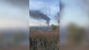 Rusijos gamykloje įsiplieskė gaisras, danguje matomas dūmų stulpas