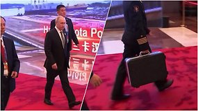 Nekasdienis vaizdas: V.Putinas užfiksuotas su rusišku branduoliniu lagaminu