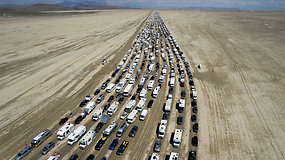 Iškritus dviejų mėnesių kritulių normai, 70 tūkst. žmonių palieka „Burning Man“ festivalį