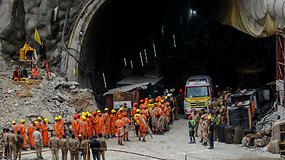 Indijoje tęsiasi sudėtinga gelbėjimo operacija: po žeme – 41 darbininkai, nebepadeda ir grąžtas