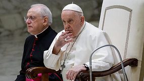 Popiežius atšaukė artimiausią kelionę, jaučiasi prastai
