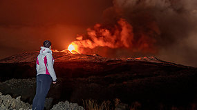 Snieguotas Etnos krateris pažėrė vaizdų: į dangų šovė lava