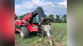 Traktorius pasitelkę ūkininkai išminuoja rusų užminuotas teritorijas Chersone