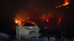 Ispanijoje siautėjo miško gaisras, ugniagesių darbą sunkino audra „Ciaran“