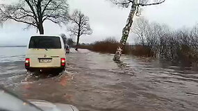 Skęstantis kelias: antrą Kalėdų dieną atkarpoje Žemaitkiemis &ndash; Sakūčiai užfiksuotas potvynis