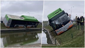 Klaipėdoje miesto autobusas vos neįkrito į tvenkinį