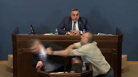 Sakartvelo parlamente – muštynės: svarstant „užsienio agentų“ įstatymą, opozicijos lyderis smogė parlamentarui