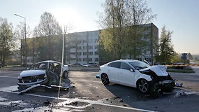 Žūtis Alytaus kelyje: susidūrus dviem automobiliam, „VW Passat“ vairuotojas žuvo vietoje