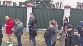 Prie Rusijos ambasados Vilniuje jau būriuojasi žmonės: vieni – balsuoti, kiti į akciją „Vidudienis prieš Putiną“