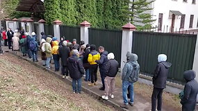 Sekmadienio popietę eilės prie Rusijos ambasados Vilniuje nemažėja
