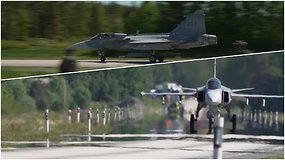 Jei nusileidimo takai būtų sunaikinti: Švedijos naikintuvų pilotai mokosi tūpti krizės sąlygomis