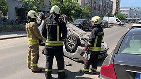 Avarija Vilniuje: Ševčenkos gatvėje apsivertė automobilis