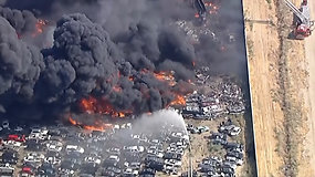 Užsiliepsnojo didžiulis automobilių sąvartynas: Pietų Kalifornijoje sudegė daugiau nei 1 500 automobilių