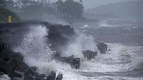 Taifūnas Shanshan slenka link Japonijos: smogs audros ir vėjai iki 252 km/val