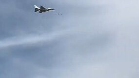 Neįtikėtina: naikintuvas vir&scaron; Dubajaus paplūdimio medžioja droną