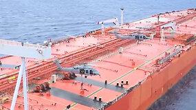 Parodė, kaip JAV pajėgos įsilaipino į naują laivą Indijos vandenyne