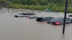 Vakarų Ukrainoje dėl liūčių gatvėse skęsta automobiliai