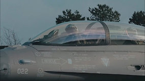 V.Zelenskis paskelbė vaizdo įrašą, kuriame užfiksuoti Ukrainos pilotų mokymai su F-16 naikintuvais