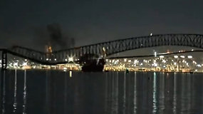 Užfiksuota akimirka, kai laivas rėžiasi į Baltimorės tiltą