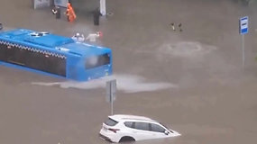 Stiprios liūtys Maskvoje: gatvėmis plaukia ne tik žmonės, bet ir automobiliai