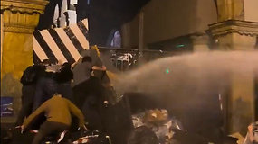 Sakartvele įsisiautėjo protestai: naudojamos pipirinės dujos ir vandens patrankos