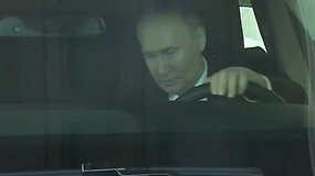 Padovanojo ir neleido pasidžiaugti: V.Putinas pats vežiojo Kim Jong Uną limuzinu „Aures“