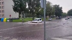 Po liūties Skuodo gatvės pavirto upėmis