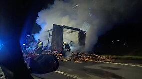 Gaisras automagistralėje Vilnius-Kaunas: sudegė priekaba