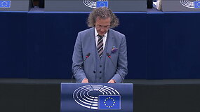 EP narys Joachimas Streitas deklamuoja eiles apie sezoninį laiko keitimą