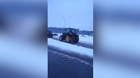 Protestuojančių ūkininkų traktoriai pajudėjo iš Plungės