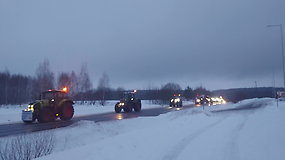 Vilniaus rajone užfiksuota traktorių kolona: filmuojančius gyventojus sveikina pypteldami