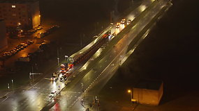 Naktį Klaipėdoje trumpam sustojo eismas – buvo pervežamas įspūdingas krovinys