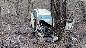 Dramatiška avarija Vilniuje: nuo kelio į medžius nulėkė moters VW su dviem vaikais