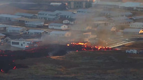 Islandijoje išsiveržus vulkanui lava pasiekė miestelį, liepsnoja namai