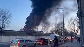 Didelis gaisras Vilniuje, pranešama, kad dega automobilių sąvartynas