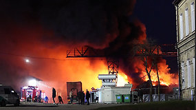 Milžiniškas gaisras Vilniuje, dega 5 tūkst. kv. m plotas