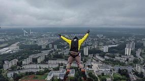 Pirmą kartą Lietuvoje įvyko B.A.S.E. šuoliai su parašiutu nuo Vilniaus TV bokšto