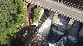 Pamatykite: po audros uždarytas eismas Mūrinės vokės tiltu