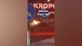Prie Vilniaus Akropolio užsiliepsnojo automobilis