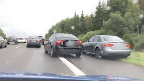 Pamatykite: magistralėje Klaipėda-Kaunas Volvo auklėja kelkraščiu važiuojančią Audi