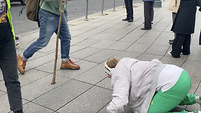 Kulminacija: mokytojus Vilniuje pasitiko bučiuodami žemę