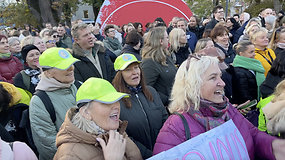 Mokytojų mitinge pasirodžiusiam švietimo viceministrui Ramūnui Skaudžiui šaukia „Gėda!“