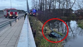 Vilniuje įvažiavęs į tvenkinį nuskendo „Mercedes-Benz“: išgelbėta moteris