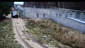 Pasieniečių video: Zarasų rajone pasieniečiai išbaidė 10 į Lietuvą lindusių neteisėtų migrantų