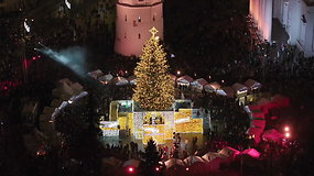Iš paukščio skrydžio: Vilniaus Kalėdų eglė ir minios džiugių žmonių